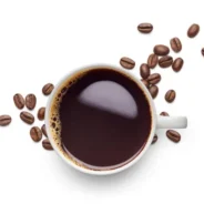 café-noir-et-grains-de-café-sur-le-fond-blanc-plat-lay